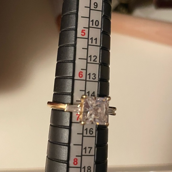 10kt solid yellow gold 2ct+ princess cut and tapered baguette engagement ring - Picture 9 of 9